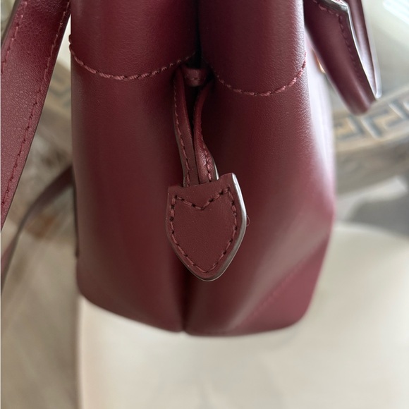 ♥️♥️MICHAEL KORS EDEN BURGUNDY LEATHER DRAWSTRING GRAB BAG!♥️♥️ - Picture 4 of 10